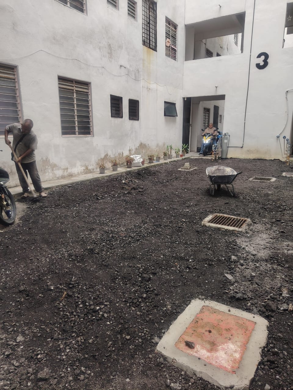 Block M ground-settlement repair work, photo 1