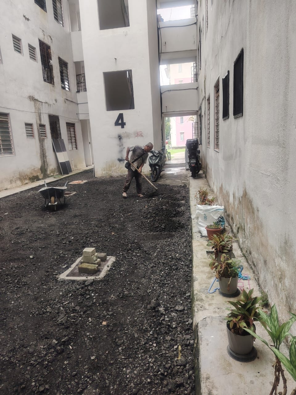 Block M ground-settlement repair work, photo 4